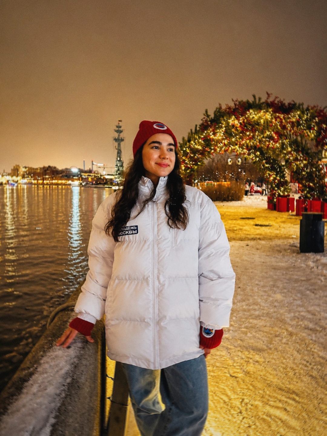 Эвелина Скрябина на зимней набережной Москвы